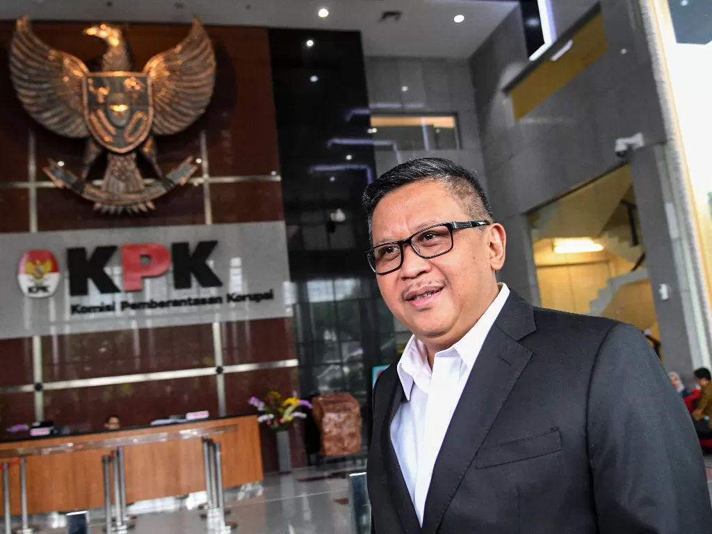 Sekjen PDIP Hasto Kristiyanto berjalan meninggalkan ruangan usai menjalani pemeriksaan di gedung KPK, Jakarta, Jumat (24/1/2020). (ANTARA FOTO/M Risyal Hidayat)