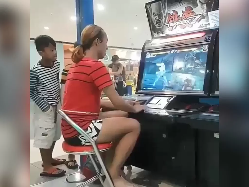pria sedang bermain Tekken 7 Arcade (photo/Istimewa)