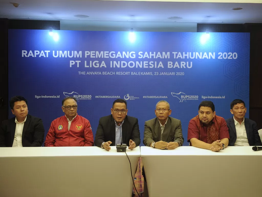 Direktur Utama PT Liga Indonesia Baru Cucu Somantri (ketiga kiri) memberikan keterangan usai RUPS PT Liga Indonesia Baru (LIB) di kawasan Kuta, Badung, Bali, Kamis (23/1/2020). (ANTARA FOTO/Fikri Yusuf)