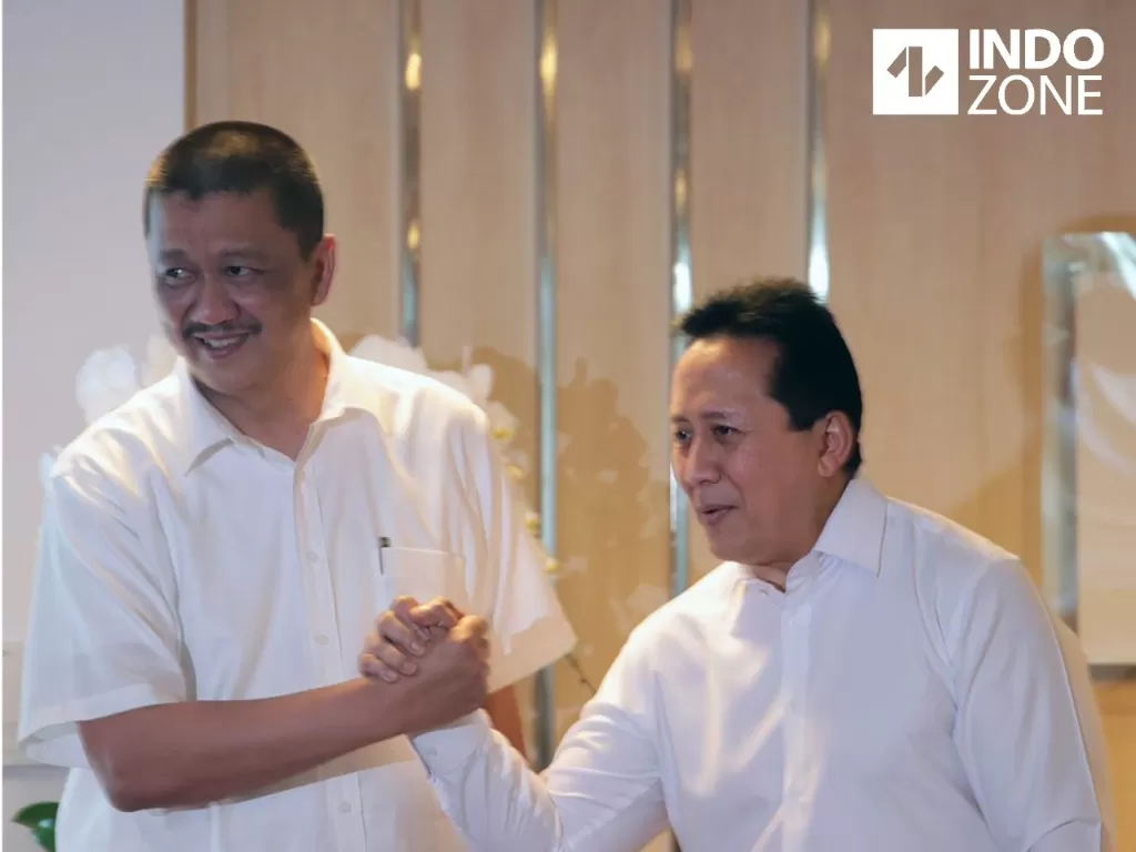 Komisaris Utama Garuda Indonesia, Triawan Munaf (kanan) berjabat tangan dengan Direktur Utama Garuda Indonesia Irfan Setiaputra di Synergy Lounge, Kementerian BUMN, Jakarta, Jumat (24/01/2020). (INDOZONE/Febio Hernanto)