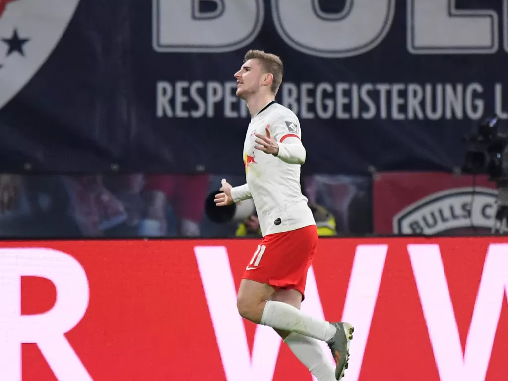 Selebrasi Timo Werner usai mencetak gol ketiga bagi RB Leipzig di Bundesliga. (REUTERS/Mattias Rietschell)