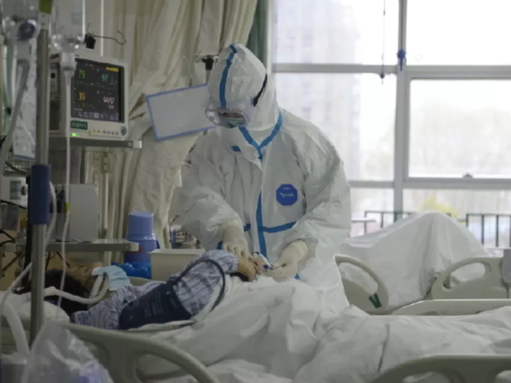 Petugas medis mendatangi pasien di Central Hospital of Wuhan. Saat ini Wuhan tengah dalam kondisi gawat karena virus korona (WEIBO/Handout via REUTERS).
