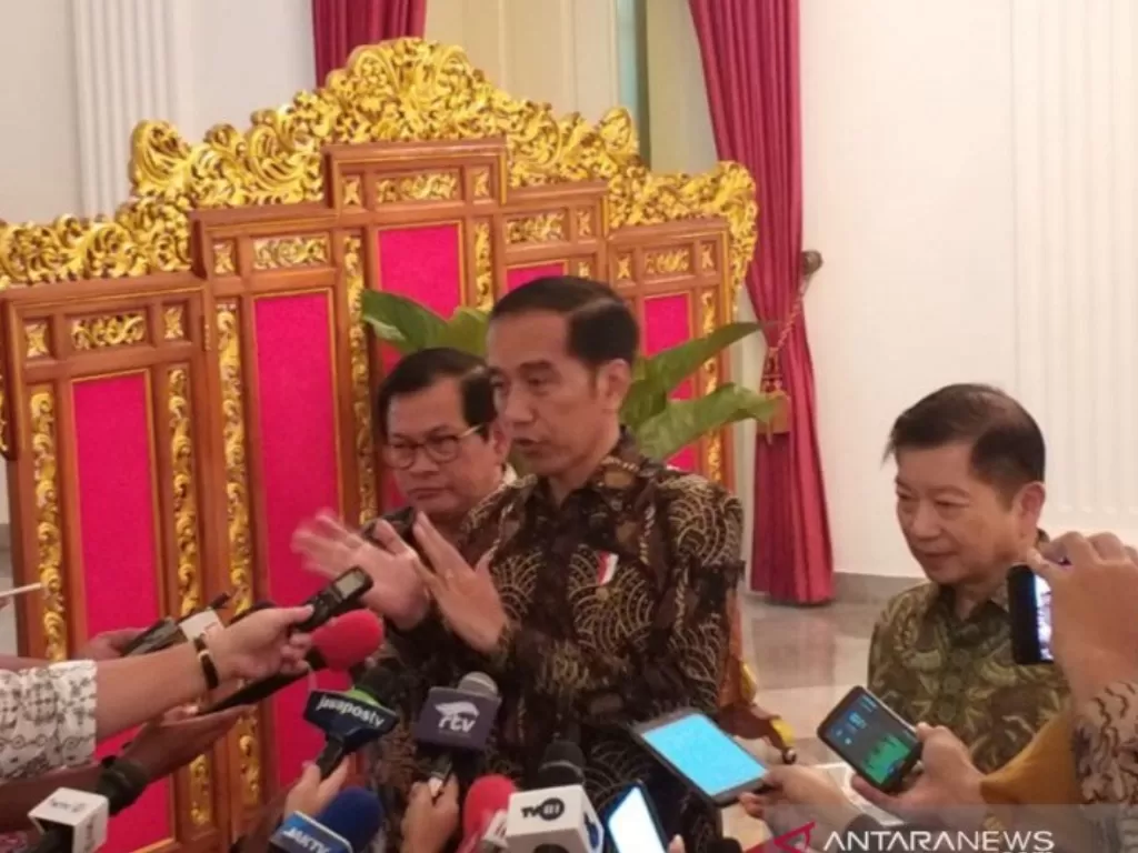 Presiden Jokowi di Istana Negara, Jakarta, Jumat (24/1/2020), memerintahkan pengetatan pengawasan di pintu-pintu masuk wilayah Indonesia guna mencegah penyebaran virus korona. (ANTARA/Indra Arief Pribadi)