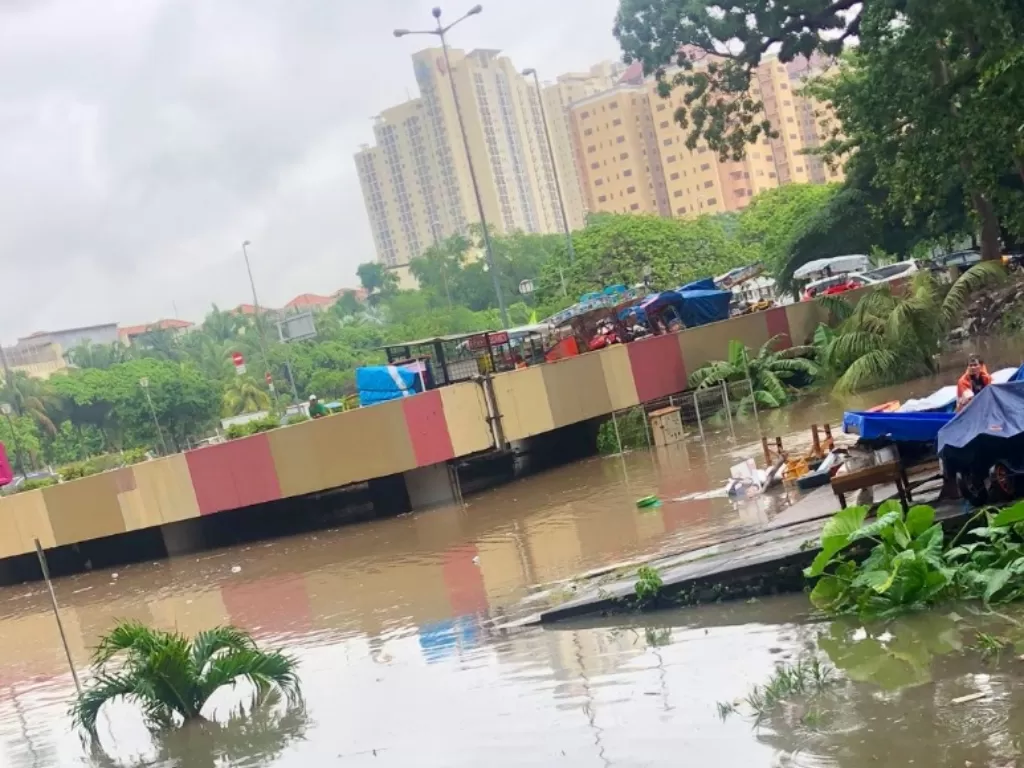 Banjir di Underpass Kemayoran Jakpus, sementara tidak bisa dilintasi semua jenis kendaraan (Twitter/@TMCPoldaMetro)