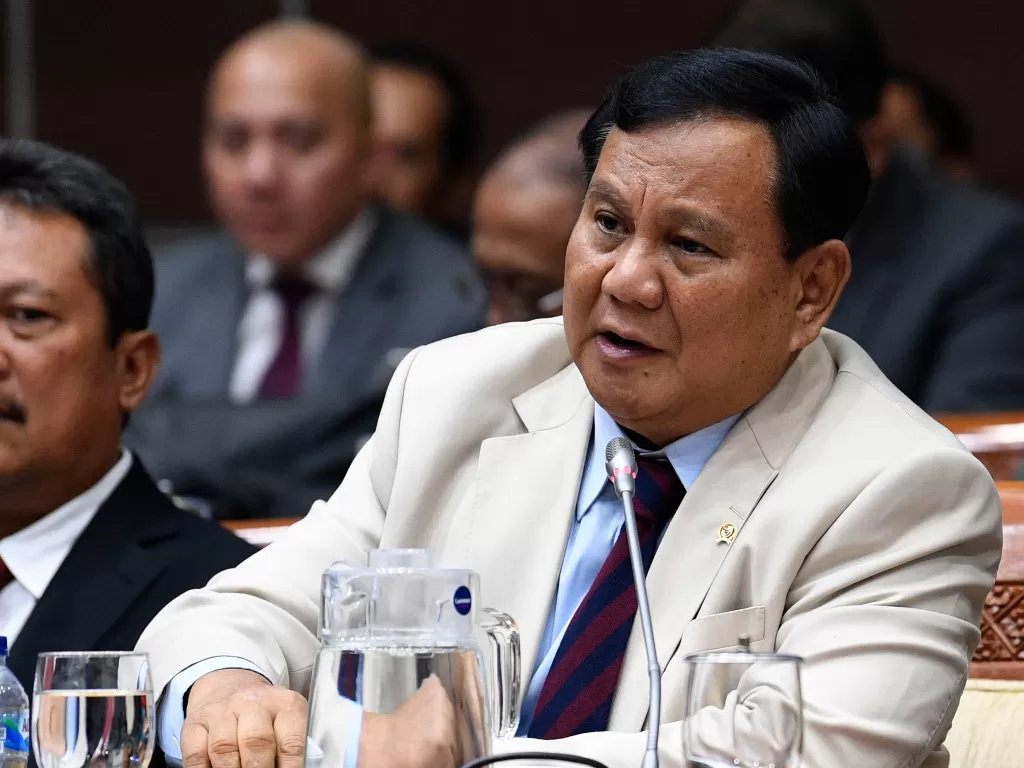 Menteri Pertahanan Prabowo Subianto (kanan) bersama Wakil Menteri Pertahanan Sakti Wahyu Trenggono (kiri) mengikuti rapat kerja bersama Komisi I DPR di Kompleks Parlemen Senayan, Jakarta, Senin (20/1/2020). (ANTARA/Puspa Perwitasari)