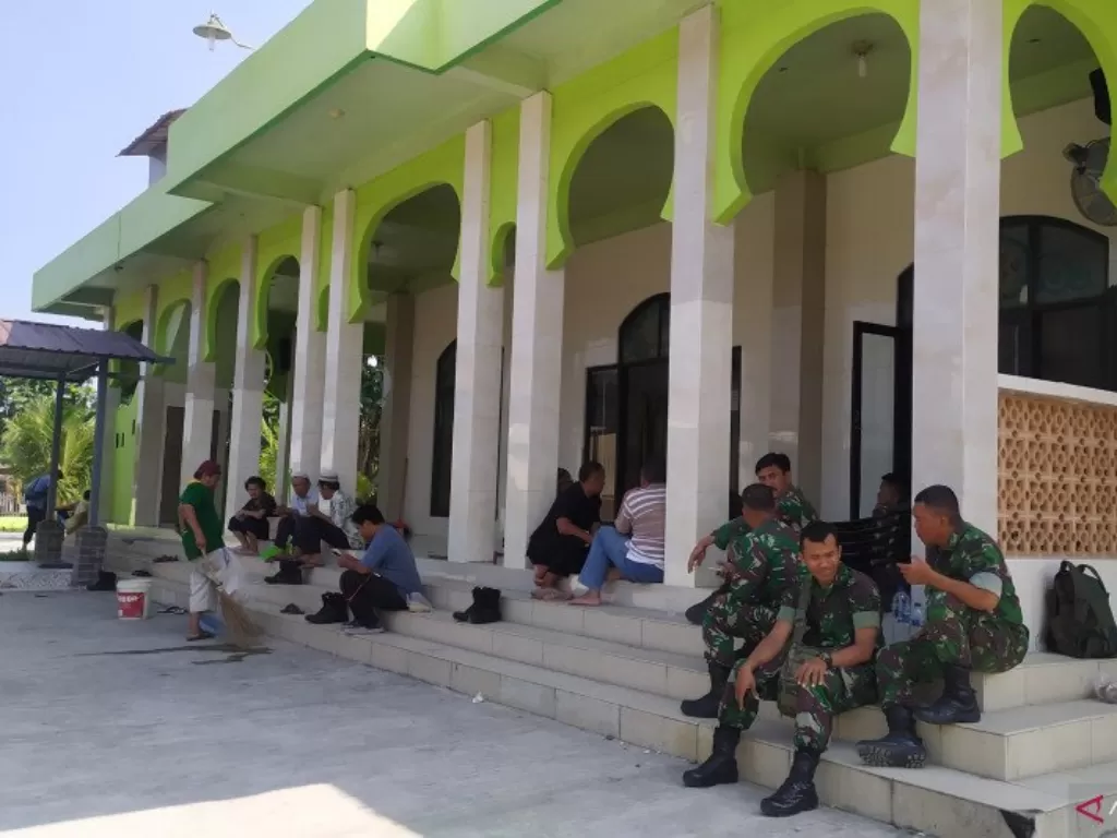 Aparat TNI dan Polri bersiaga di Masjid Al Amin (ANTARA/Nur Aprilliana Br Sitorus)