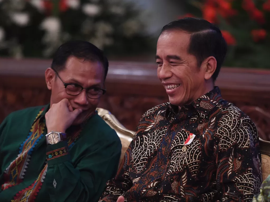 Presiden Joko Widodo berbincang dengan Menteri PPN/Kepala Bappenas Suharso Monoarfa saat Pencanangan Sensus Penduduk 2020 di Istana Negara, Jakarta, Jumat (24/1/2020). (photo/ANTARA/Akbar Nugroho Gumay)