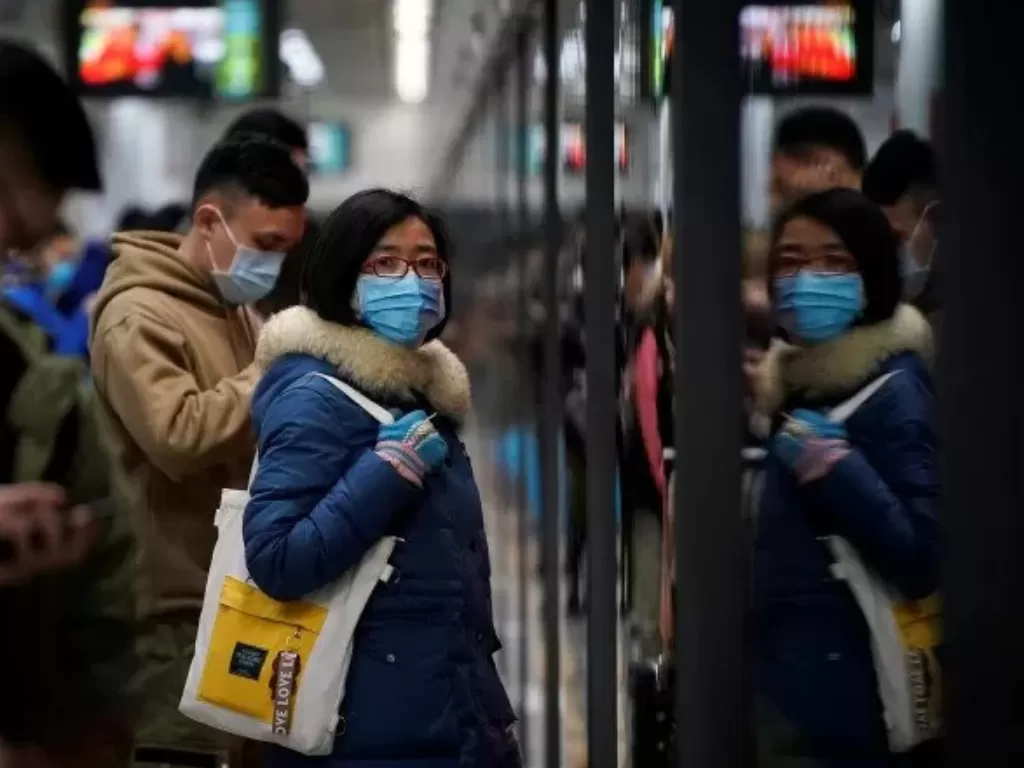 Ilustrasi. Sejumlah warga memakai masker saat menggunakan jasa kereta api bawah tanah di stasiun Shanghai, (Tiongkok 23/1/2020). photo/REUTERS/Aly Song
