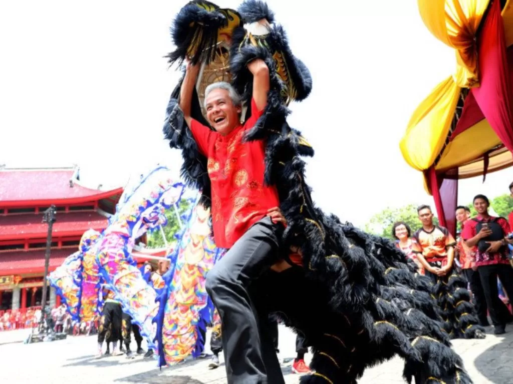 Gubernur Jawa Tengah Ganjar Pranowo menjadi pemain barongsai pada perayaan Tahun Baru Imlek 2571 di Kelenteng Sam Poo Kong, sabtu (25/1/2020). photo/ANTARA/Dok.Humas Pemprov Jateng