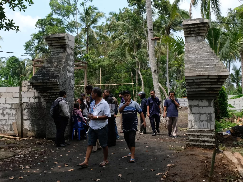 Sejumlah pengunjung berada di gapura pintu masuk komplek Keraton Agung Sejagad Desa Pogung Jurutengah, Bayan, Purworejo (ANTARA FOTO/Anis Efizudin)