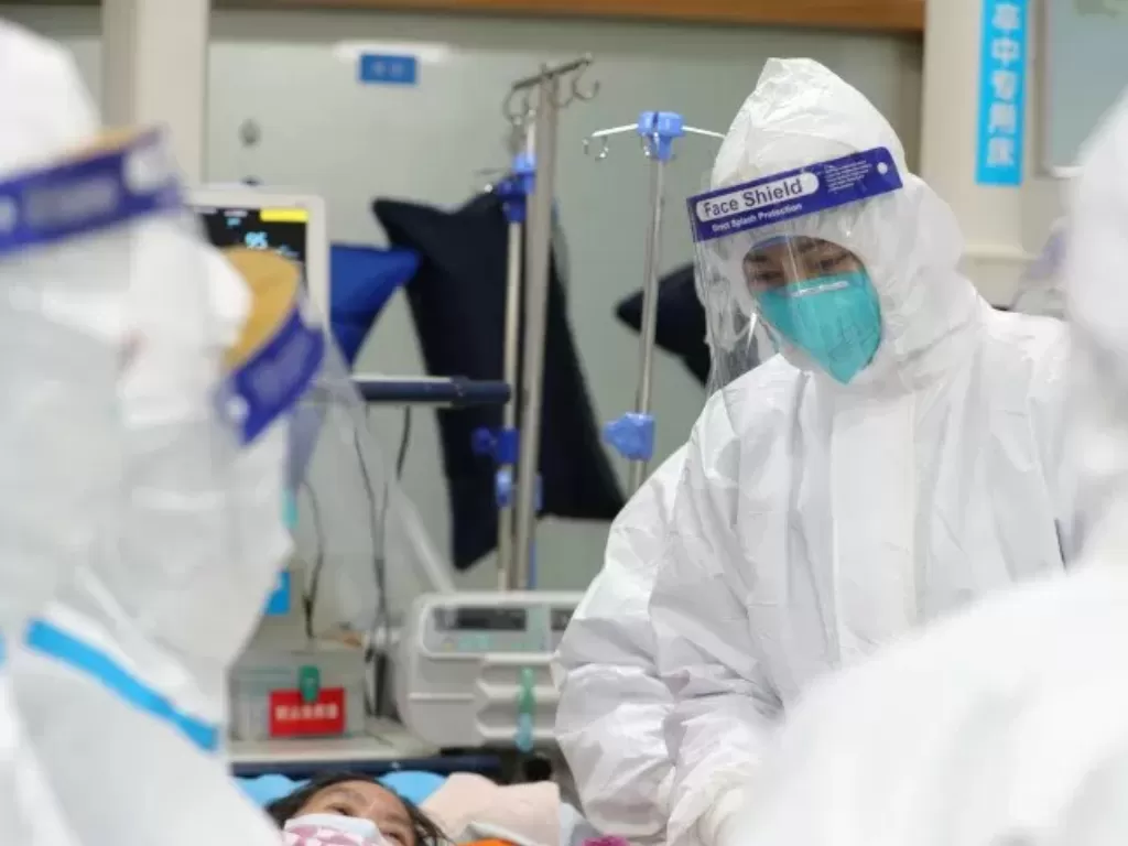 Ilustrasi. Staf medis melakukan perawatan dan pengobatan terhadap sejumlah pasien yang terjangkit virus Corona, di Central Hospital di Wuhan, China, Sabtu (25/1) menurut foto yang diunggah di media sosial. photo/ANTARA FOTO/Reuters/ama