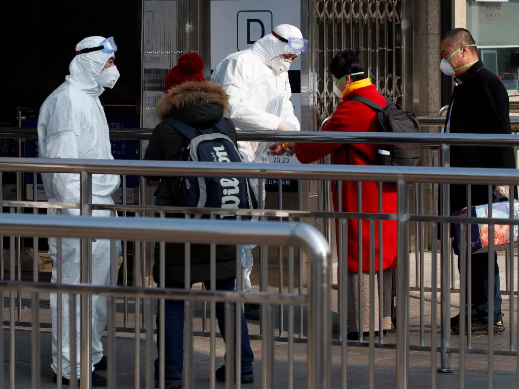 Pemeriksaan di Beijing Railway Station mengantisipasi virus Corona (REUTERS/Thomas Peter)