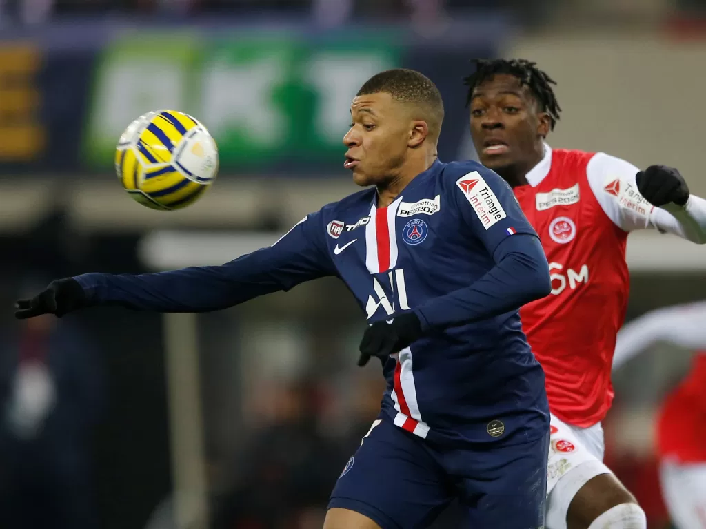 Penyerang Paris Saint-Germain, Kylian Mbappe berduel dengan pemain Stade de Reims. (REUTERS/Pascal Rossignol)