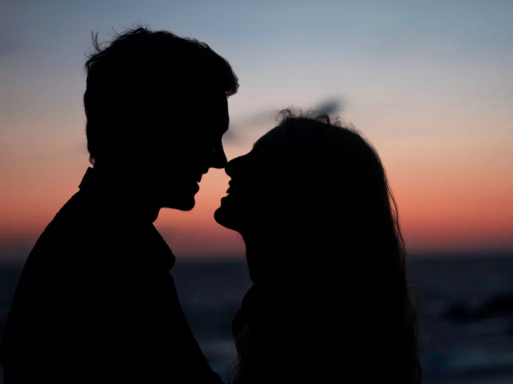 Ilustrasi pasangan berciuman (Unsplash/@annettiespaghetti)