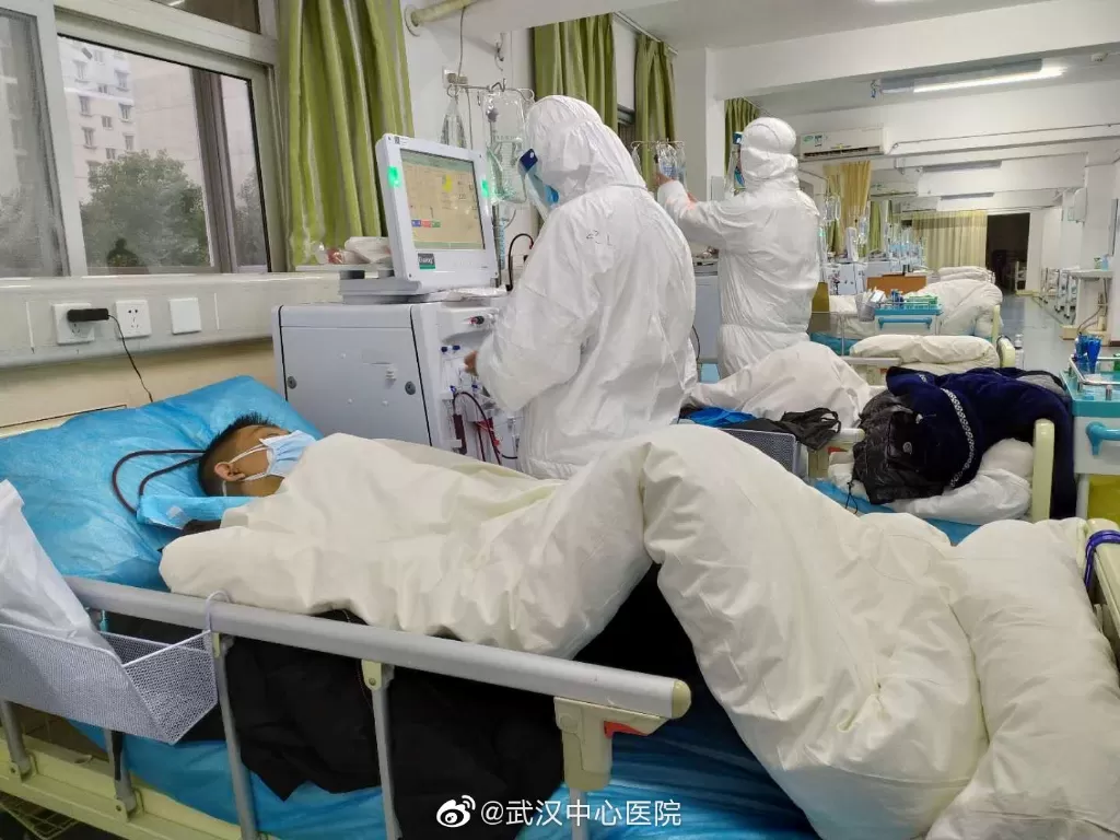 Petugas medis merawat pasien di Wuhan (The Central Hospital of Wuhan via REUTERS)