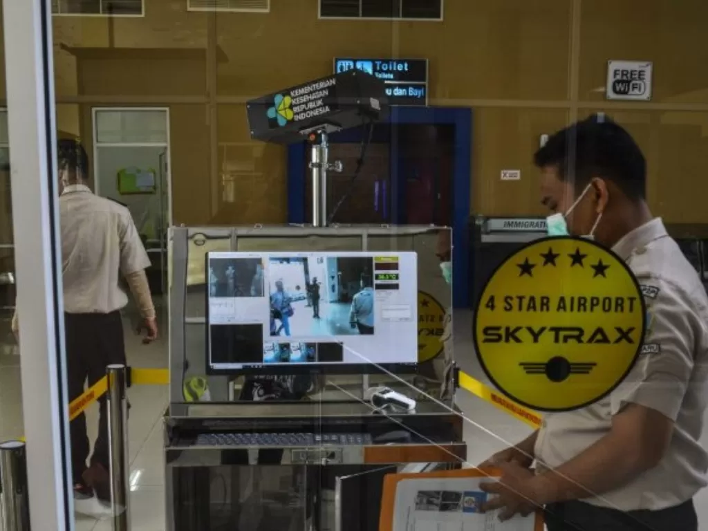 Petugas KKP mengoperasikan alat pendeteksi panas untuk mengantisipasi masuknya suspek virus corona di Bandara Sultan Syarif Kasim II, Kota Pekanbaru, Riau. (photo/dok.Bandara SSK II)