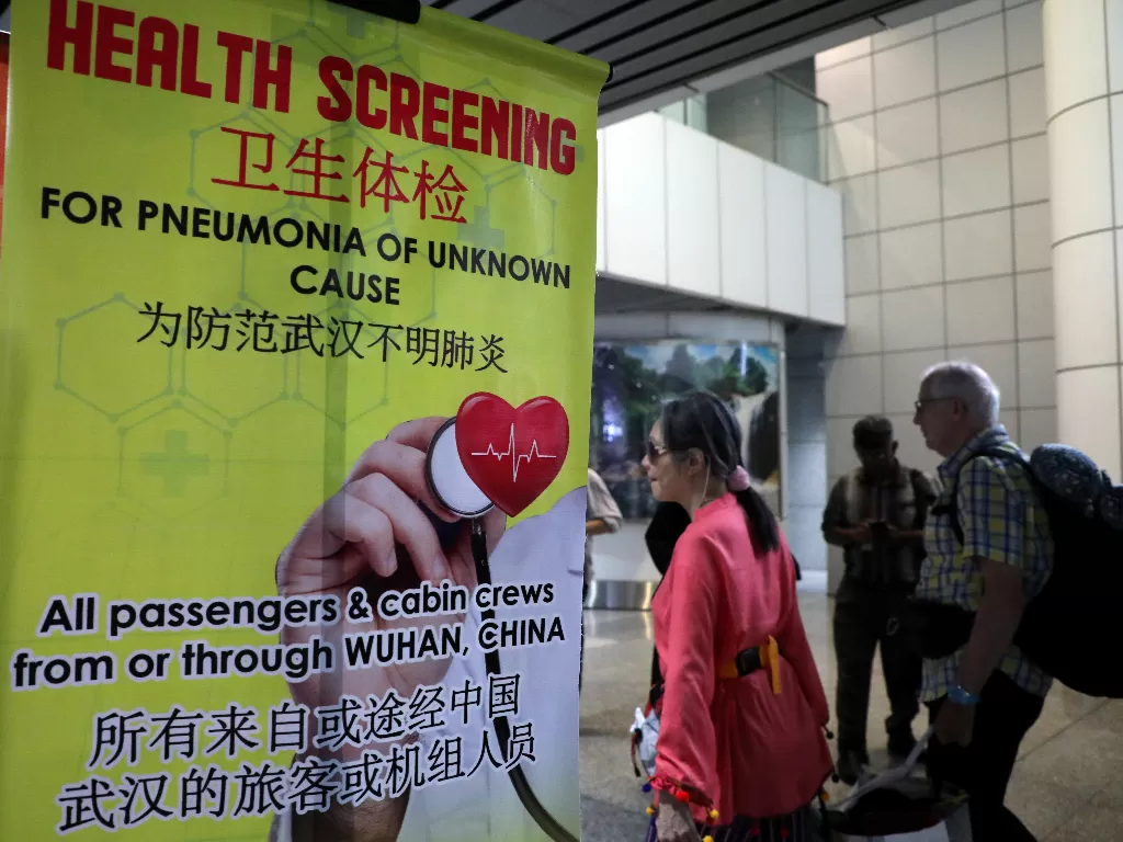 Spanduk tentang Wuhan Pneumonia di titik pemeriksaan termal di terminal kedatangan internasional Bandara Internasional Kuala Lumpur di Sepang, Malaysia, (21/1). photo/REUTERS/Lim Huey Teng