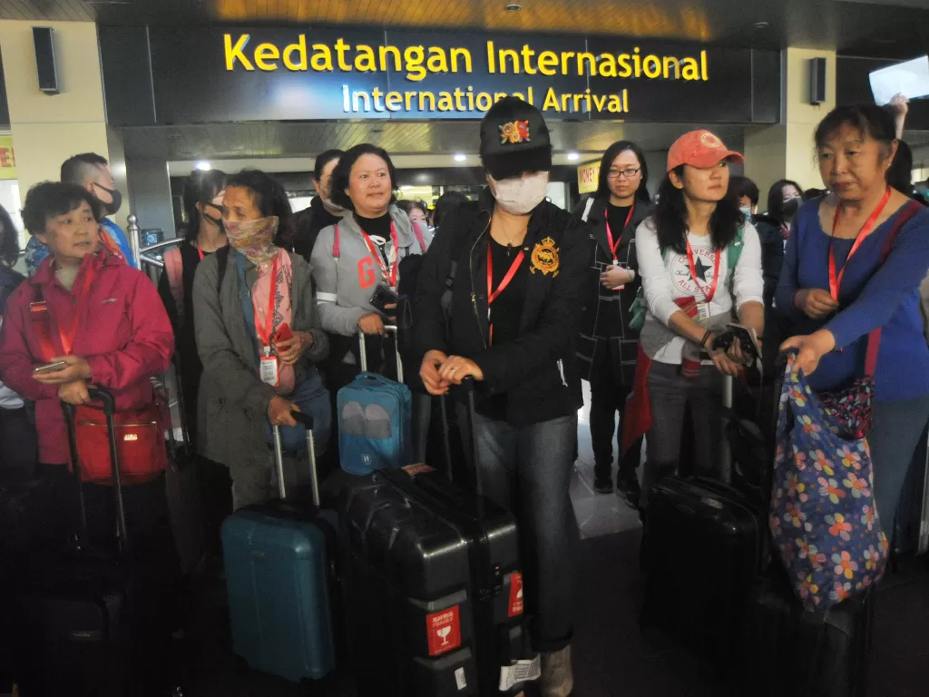 Sejumlah wisatawan asal Tiongkok tiba di Bandara Internasional Minangkabau (BIM), Padangpariaman, Sumatera Barat, Minggu (26/1/2020). photo/ANTARA FOTO/Iggoy el Fitra