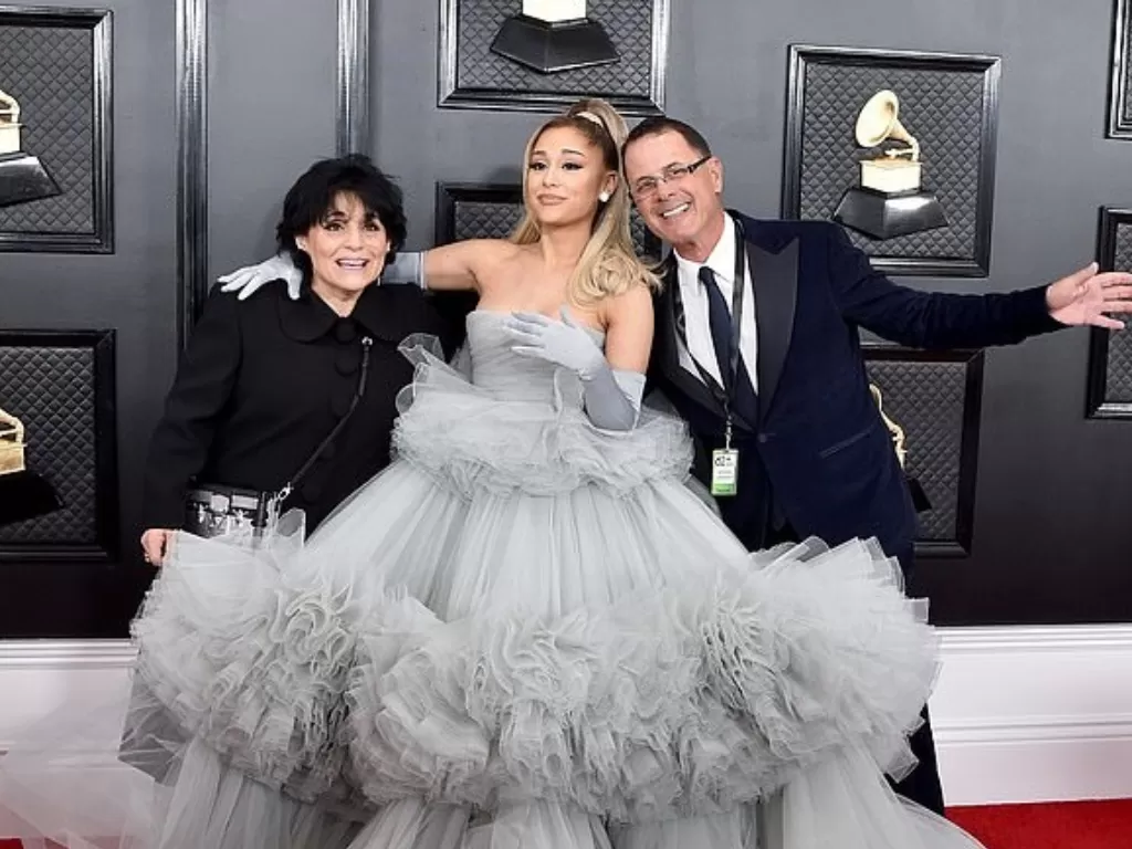 Ariana Grande dan kedua orangtuanya di Grammy Awards 2020. (FilmMagic via Dailymail)