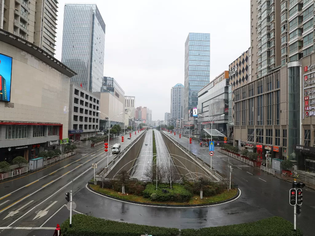 Kota Wuhan tampak sangat lengang setelah pemerintah setempat melarang warga untuk beraktivitas terkait penyebaran virus corona. (CNSPHOTO via REUTERS)