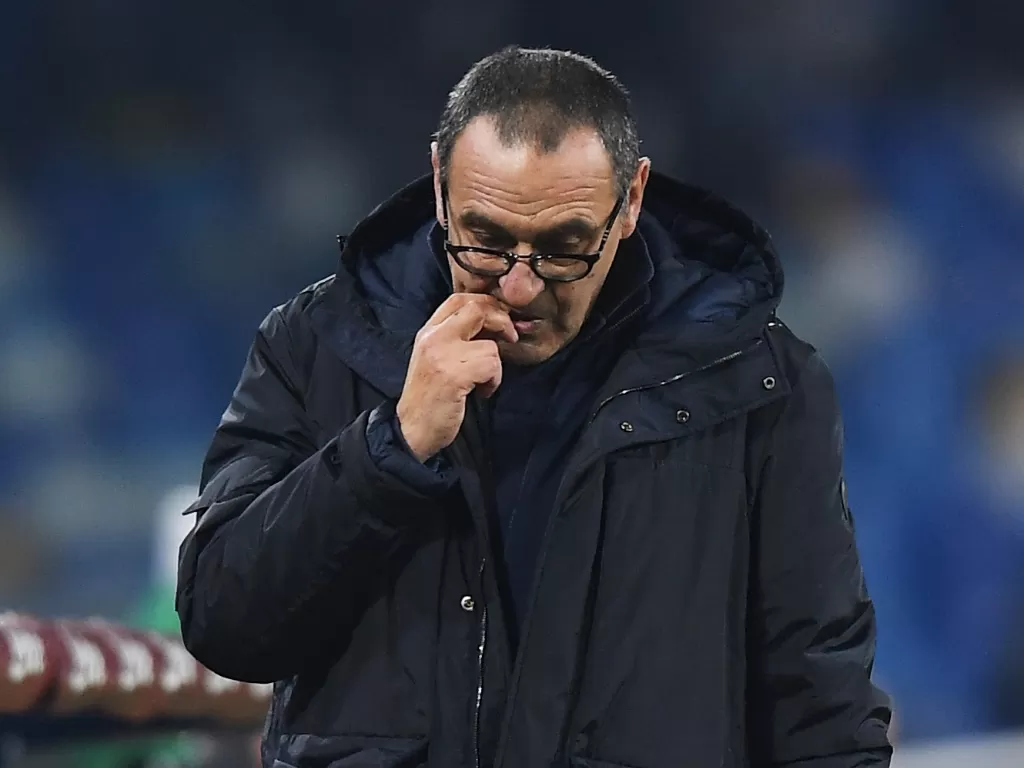 Maurizio Sarri merasa kecewa dengan timnya usai dikalahkan Napoli 2-1 dalam lanjutan Serie A, Senin (27/1) dini hari WIB tadi. (REUTERS/Alberto Lingria)