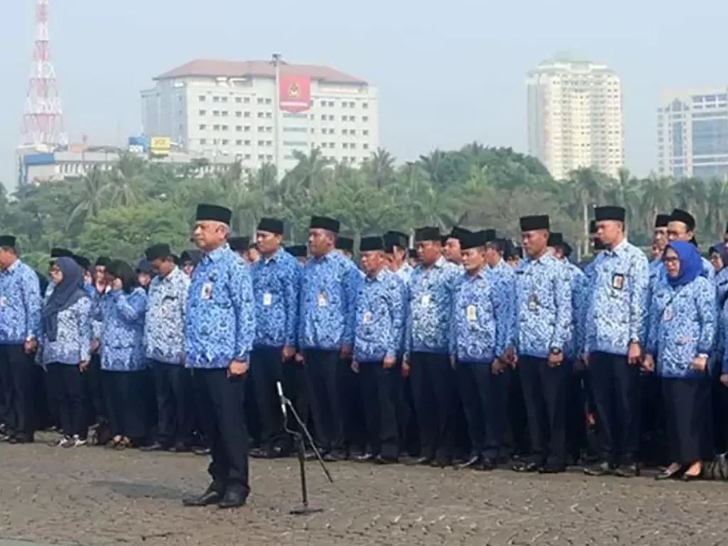 Aparatur Sipil Negara (ASN) Pemprov DKI Jakarta berbaris saat Upacara Hari Pahlawan di Lapangan Monas, Jakarta, Minggu (10/11/2019). (ANTARA/Ricky Prayoga)