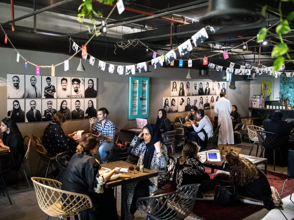 Pria dan wanita di Arab Saudi nongkrong dalam kedai kopi yang sama (Nytimes)