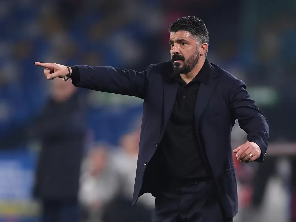 Pelatih Napoli, Gennaro Gattuso sedang memberikan arahan kepada timnya saat melawan Juventus. (REUTERS/Alberto Lingria)