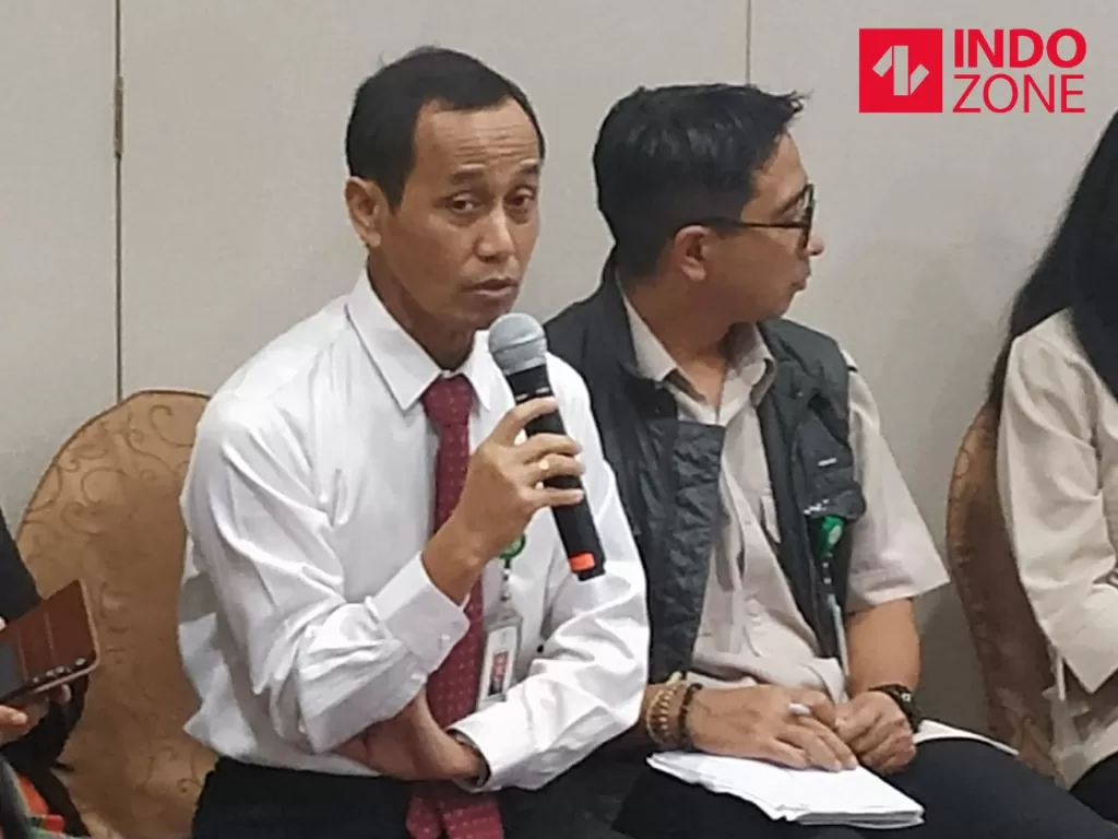 Direktur Jenderal Pencegahan dan Pengendalian Penyakit Kemenkes Anung Sugihantono (kiri) memberikan penjelasan terkait pencegahan dan penanganan virus korona di Jakarta, Senin (27/1/2020). (INDOZONE/Murti Ali)