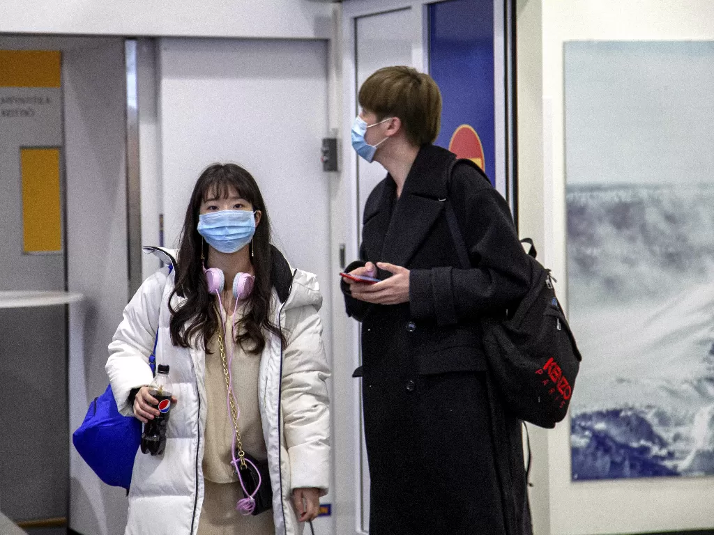 Ilustrasi: Dua turis asal Wuhan mengenakan masker saat mengunjungi Finlandia (REUTERS/Lehtikuva)