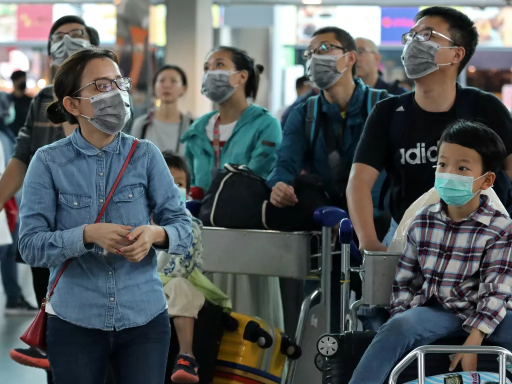Warga Malaysia mengenakan masker di Bandara Internasional Kuala Lumpur. Mereka menggunakan masker untuk mencegah tertular virus korona (Ilustrasi/REUTERS/Lim Huey Teng).