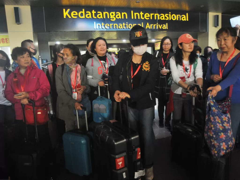 Sejumlah wisatawan asal Tiongkok tiba di Bandara Internasional Minangkabau (BIM), Padangpariaman, Sumatera Barat, Minggu (26/1/2020). (Photo/ANTARA/Iggoy el Fitra)
