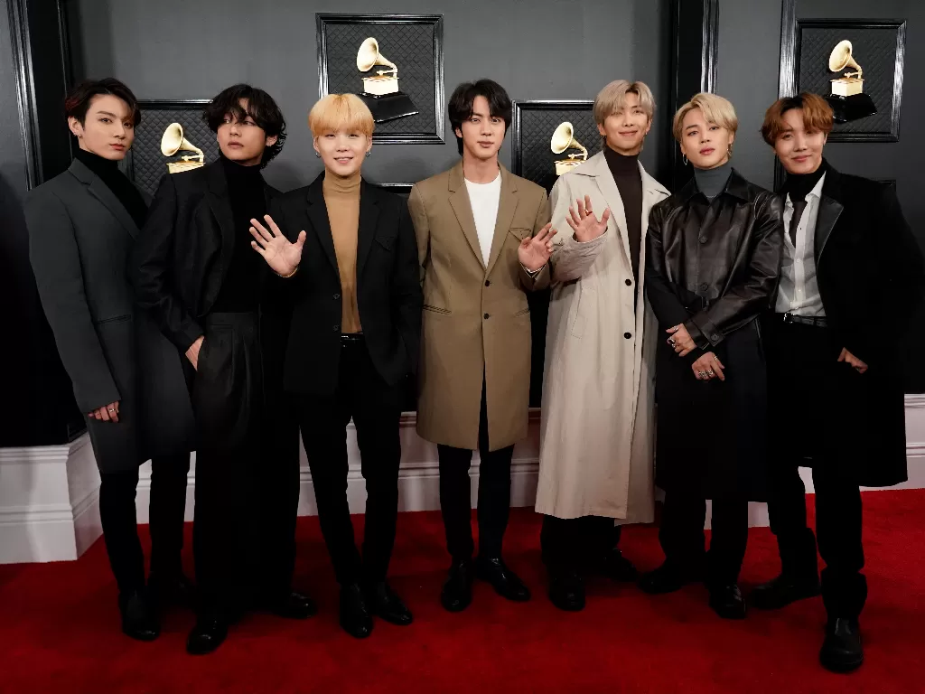 BTS saat di karpet merah Grammy Awards 2020 di Staples Center, Los Angeles (26/1/2020). (REUTERS/Mike Blake)