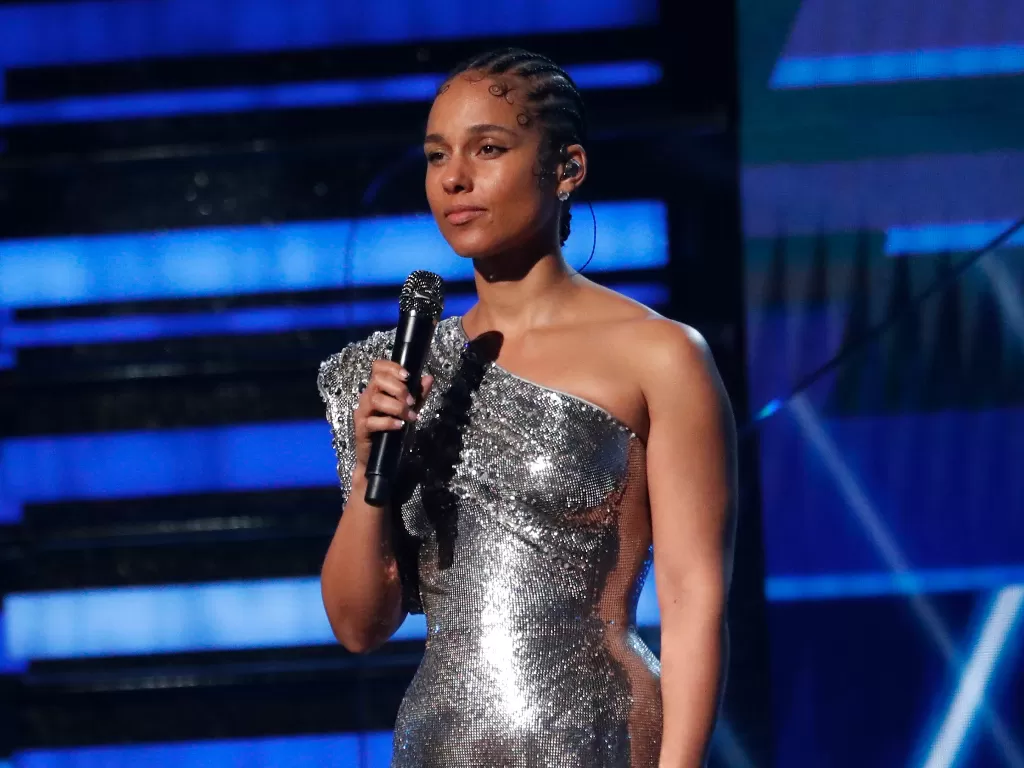 Alicia Keys memandu acara Grammy Awards dengan raut kesedihan saat mengetahui Kobe Bryant dan putrinya meninggal dunia. (REUTERS/Mario Anzuoni)