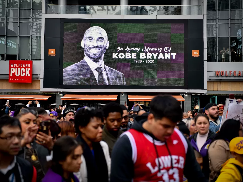 Publik melakukan penghormatan untuk mendiang Kobe Bryant yang meninggal dunia akibat kecelakaan helikopter di California, Amerika Serikat, Minggu (26/1/2020) pagi waktu setempat. (Reuters/USA Today /Harrison Hill)