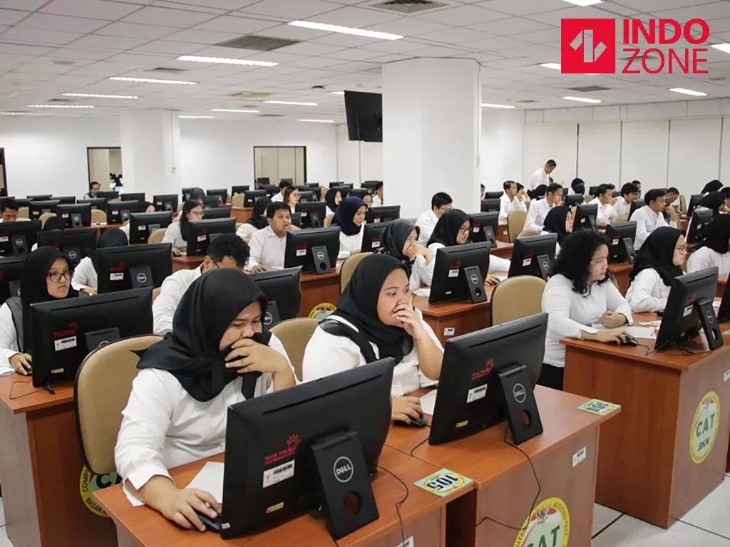 Peserta mengikuti Seleksi Kompetensi Dasar (SKD) berbasis Computer Assisted Test (CAT) untuk Calon Pegawai Negeri Sipil (CPNS) di kantor Badan Kepegawaian Negara (BKN) Pusat, Jakarta, Senin (27/1/2020). (INDOZONE/Febio Hernanto)