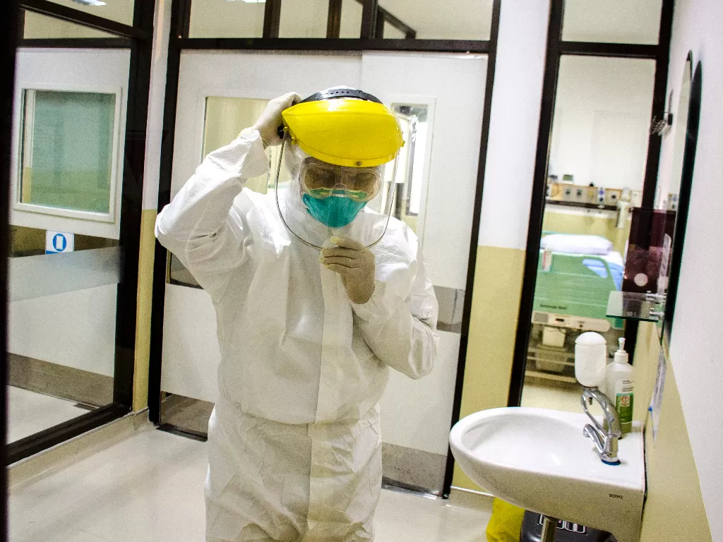 Petugas medis menggunakan pakaian pelindung saat mengontrol ruangan khusus untuk wabah Virus Corona di Ruangan Isolasi Infeksi Khusus Kemuning Rumah Sakit Dokter Hasan Sadikin (RSHS), di Bandung, Jawa Barat, Jumat (24/1/2020). (photo/ANTARA/Novrian Arb)