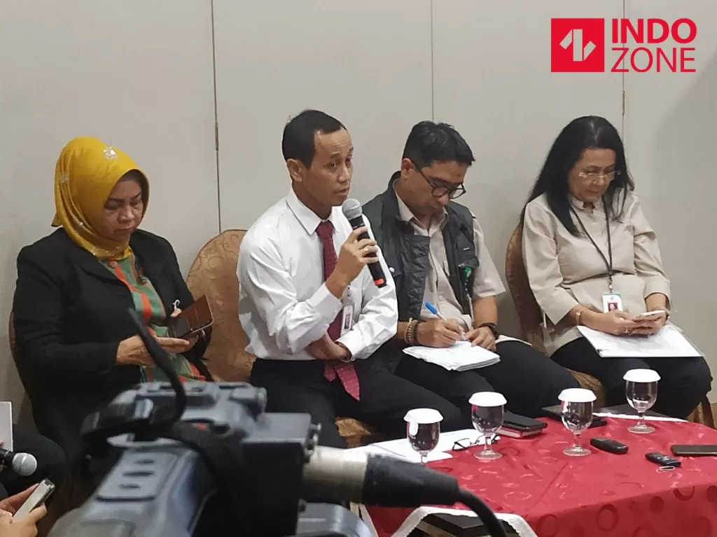 Direktur Jenderal Pencegahan dan Pengendalian Penyakit Kemenkes Anung Sugihantono (kedua kiri) memberikan penjelasan terkait pencegahan dan penanganan virus korona di Jakarta, Senin (27/1/2020). (INDOZONE/Murti Ali)