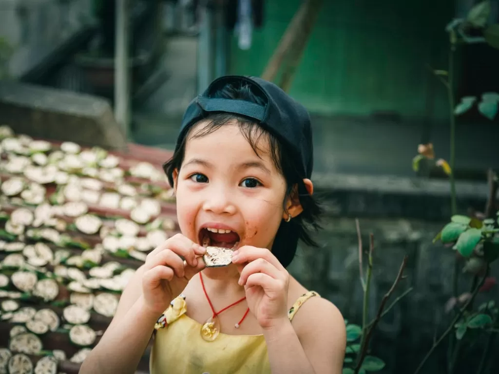 Ilustrasi anak yang sedang makan. (Unsplash/Tong Nguyen Van)