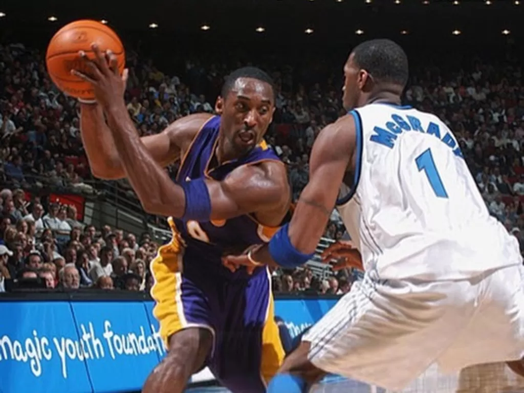 Tracy McGrady (kanan) ketika berhadapan dengan Kobe Bryant (kiri). (Instagram/@nbastateofmind)