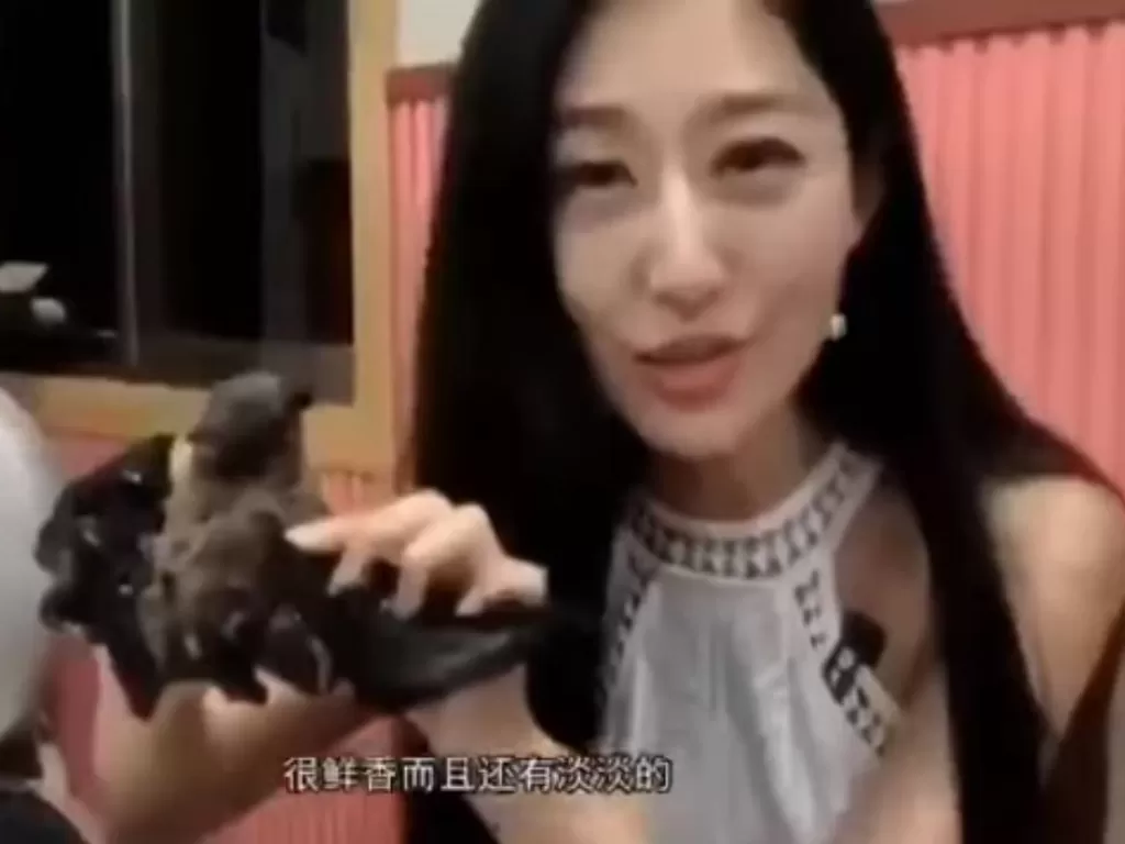 Wang Mengyun saat menyantap sup kelelawar dalam sebuah episode program TV. (tangkapan layar/Youtube)