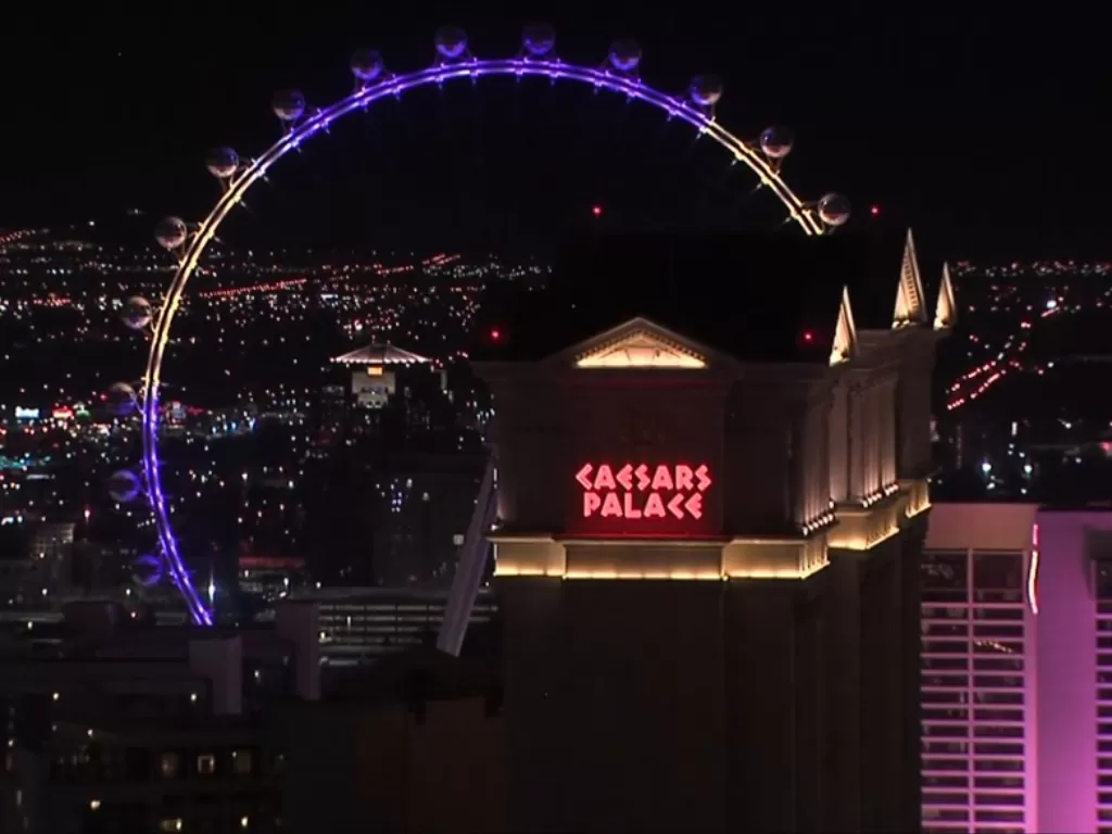 High Roller di Las Vegas berwarna emas dan ungu kenang Kobe Bryant. (8newsnow)