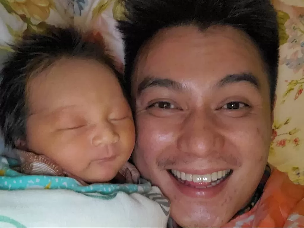 Baim Wong dan baby Kiano Tiger Wong. (photo/Instagram/@baimwong)
