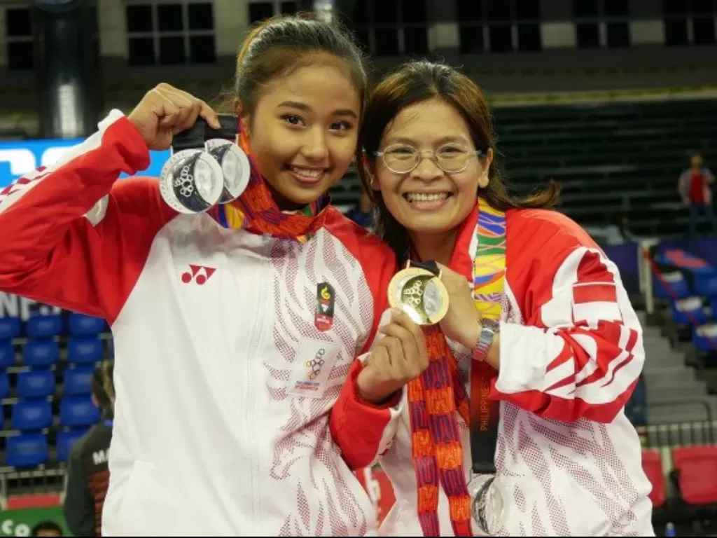  Ilustrasi. Atlet senam lantai Rifda Irfanaluthfi (kiri) bersama pelatih senam artistik putri Eva Butar Butar saat meraih sejumlah medali yang mereka raih di SEA Games 2019 Filipina di Rizal Memoriam Coliseum, Manila, Rabu (4/12) (ANTARA/Aditya E.S. Wicak