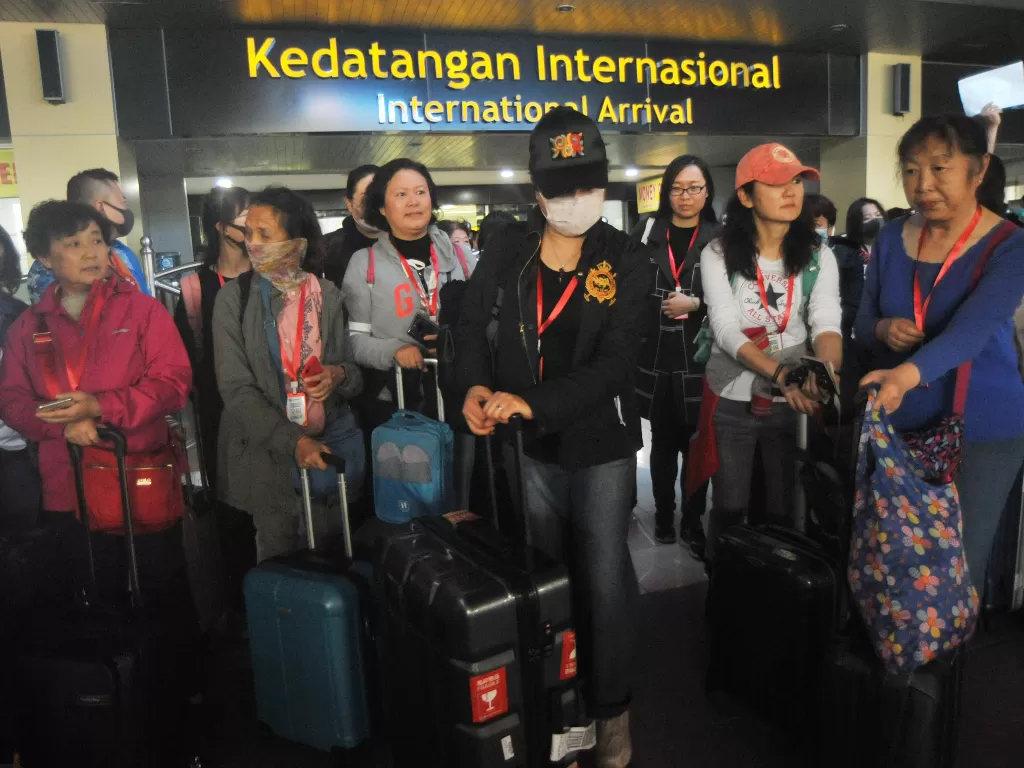 Sejumlah wisatawan asal China tiba di Bandara Internasional Minangkabau (BIM), Padangpariaman, Sumatera Barat, Minggu (26/1/2020). (ANTARA/Iggoy el Fitra)