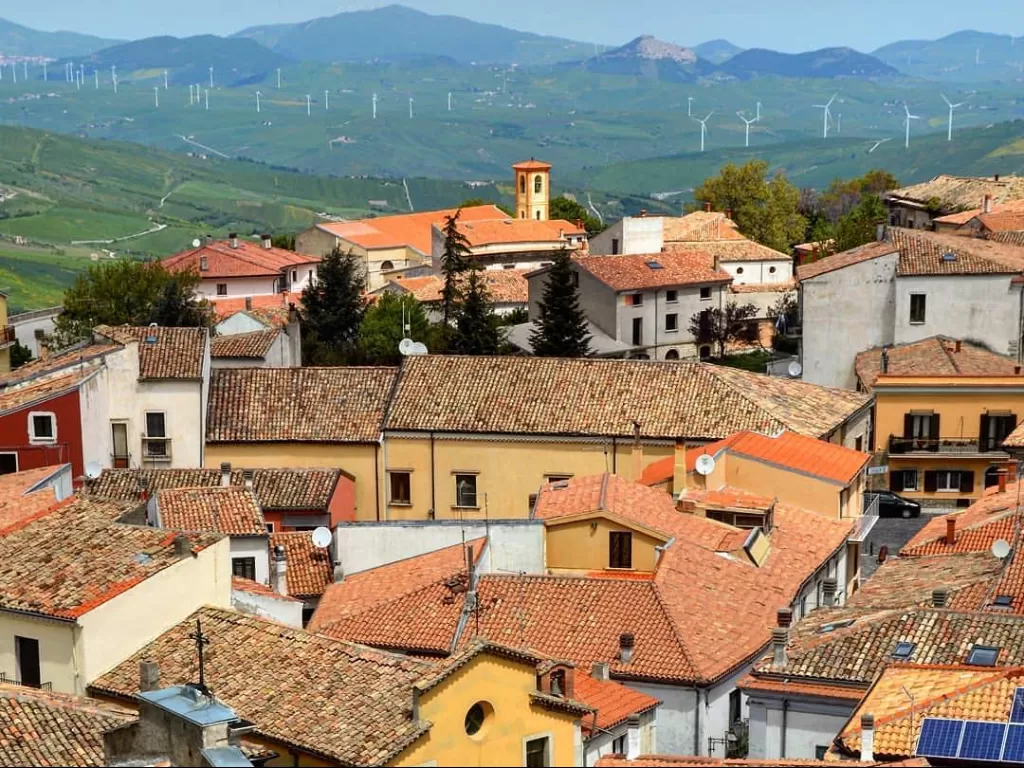 Rumah-rumah di kota Bisaccia, Italia yang dijual seharga 1 euro atau sekitar Rp15 ribuan. (Instagram/borghi.italiani)