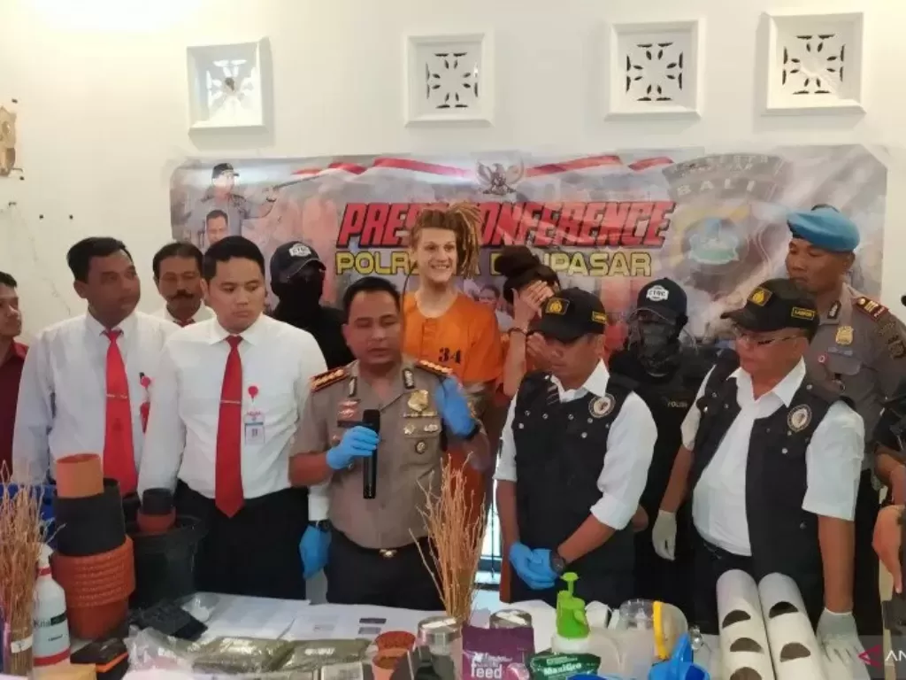 Konferensi pers penangkapan dua warga negara asing asal Rusia yang memproduksi ganja di Bali. (photo/ANTARA/Ayu Khania Pranisitha)