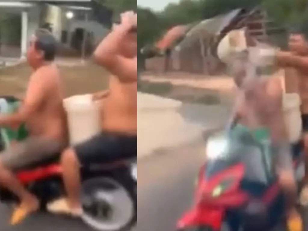 Dua pria nekat berkendara sambil mandi (Screenshot)