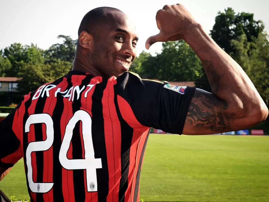 Foto Kobe Bryant sedang memakai jersey AC Milan. (Instagram/acmilan)