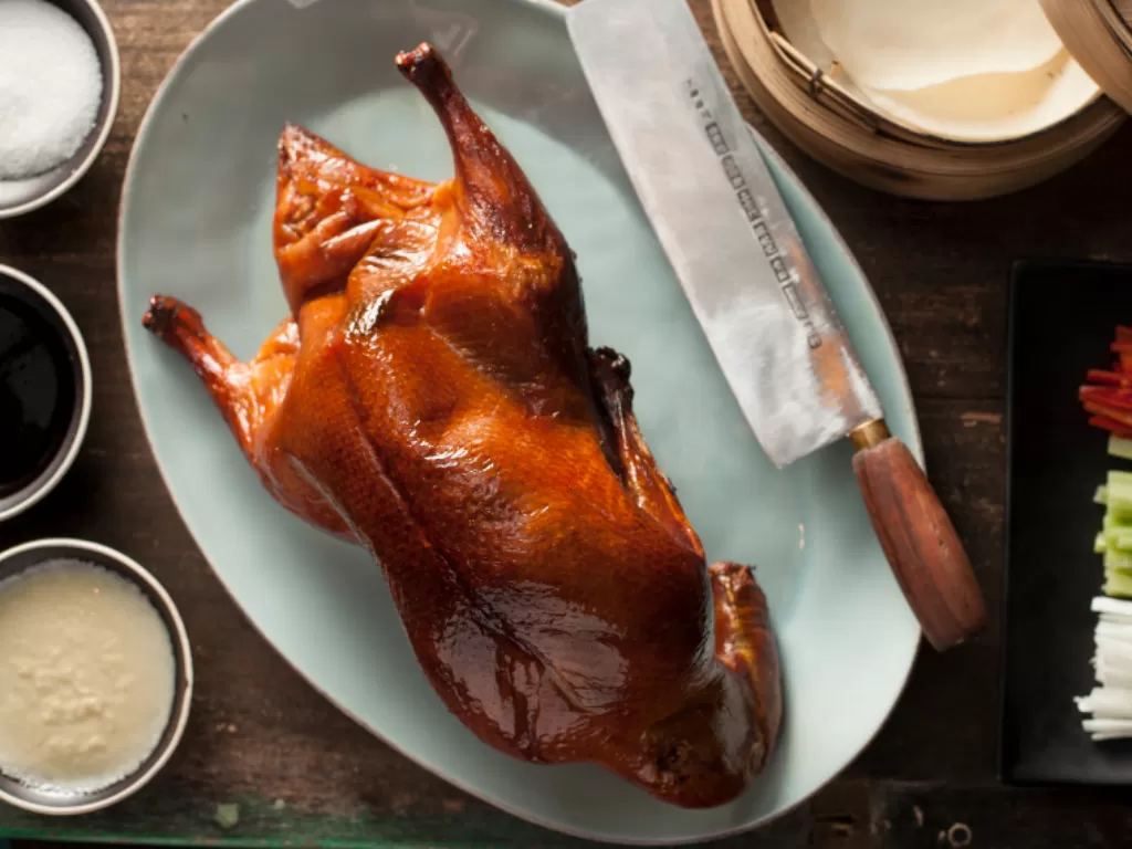 Hidangan ikonik khas Mott 32 Apple Wood Roasted Peking Duck with Mott 32’s “Signature Cut”